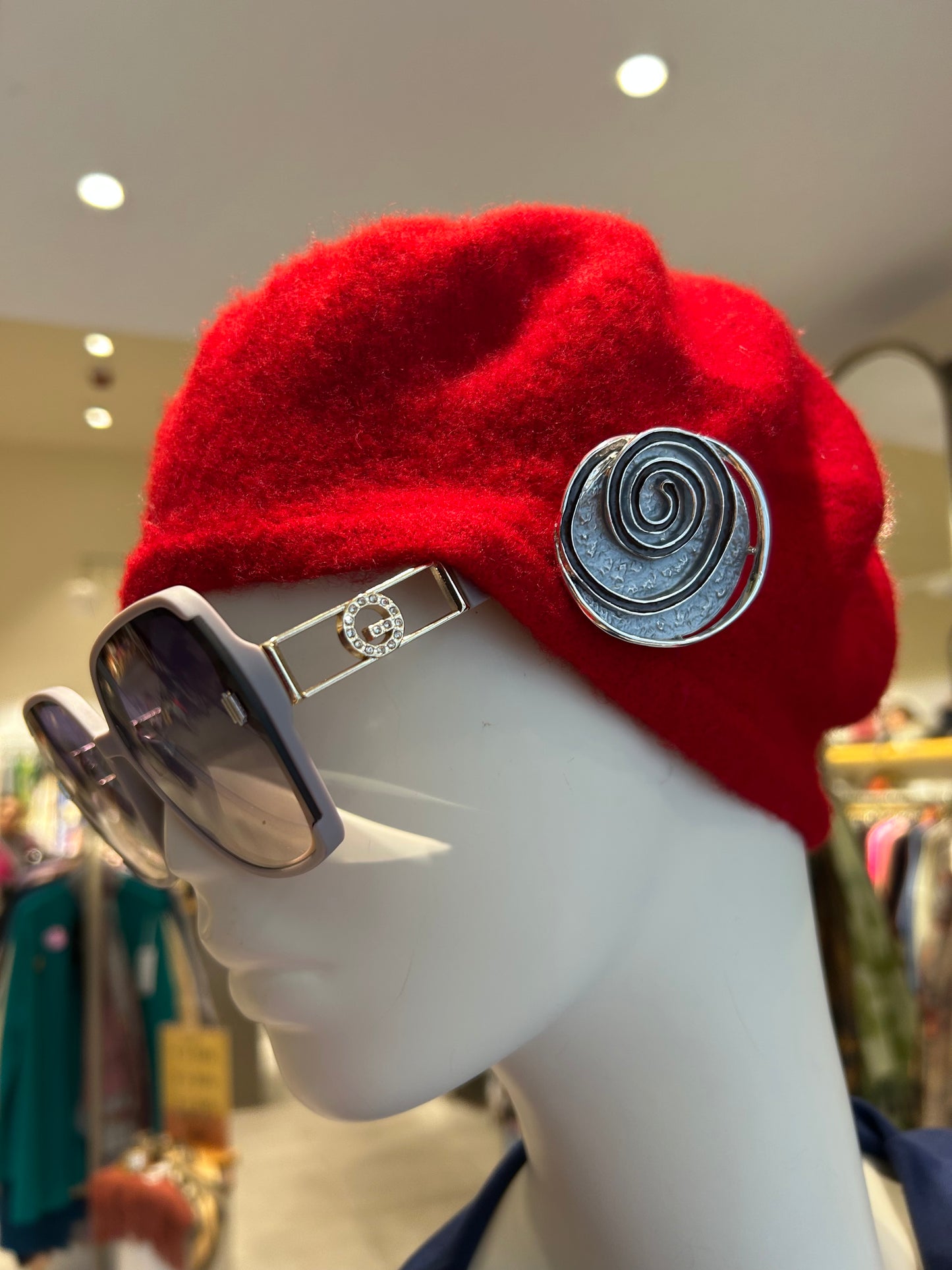 Beretke + broše (postaviti)