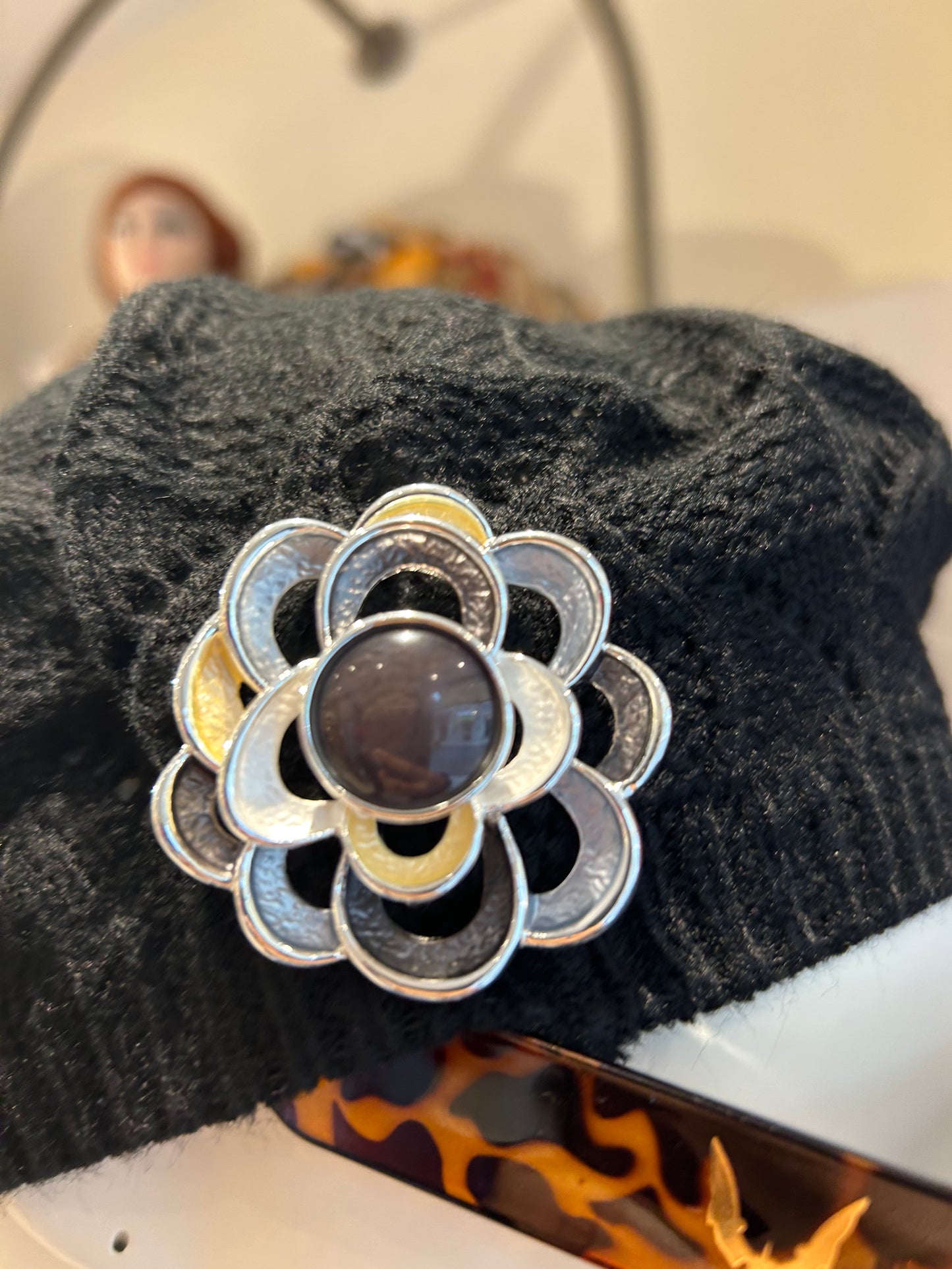 Beretke+ broše (postaviti)